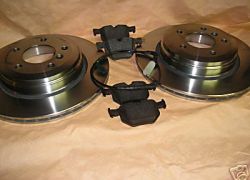 Brzdové kotouče + destičky + snímač zadní náprava BMW E60, E61od 535er + E63, E64